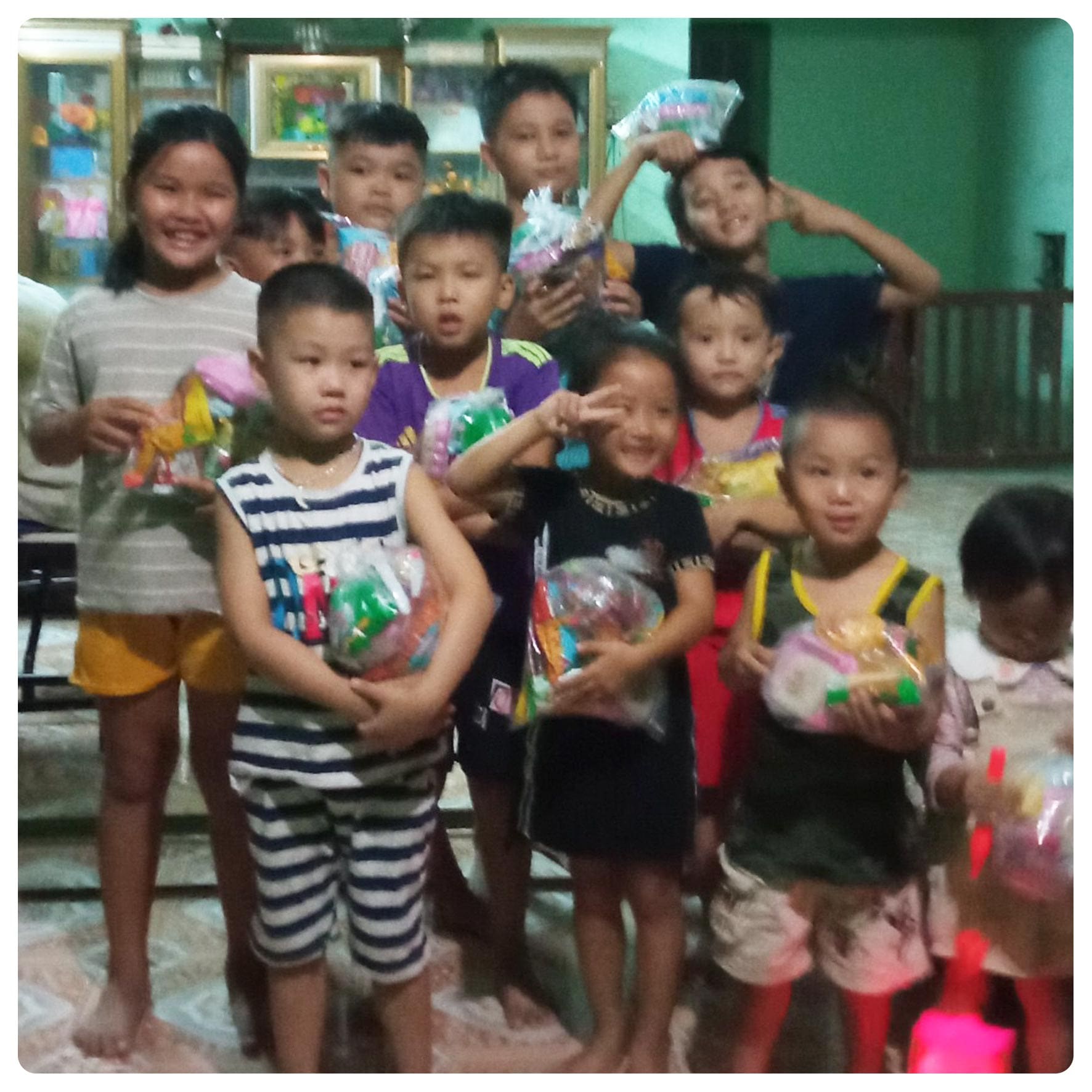 Mid-Autumn Festival in Daklak & Quang Tri 15 51f6d 220675 c9543fdd0e084eb6884d472eddd7de04mv2 Mid-Autumn Festival in Daklak & Quang Tri TMT Foundation