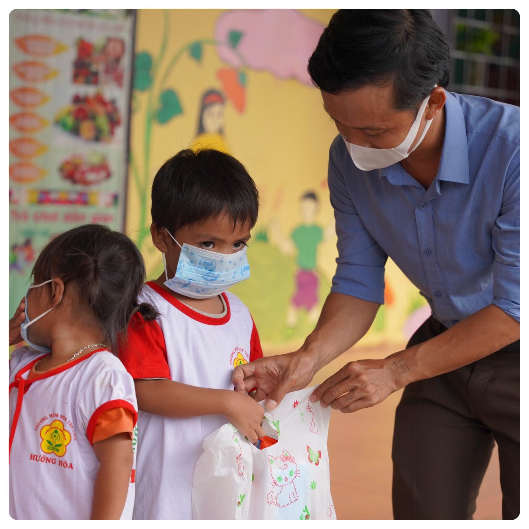 Mid-Autumn Festival in Daklak & Quang Tri 14 6997b 220675 975fe8d436c64674af69adc918450163mv2 Mid-Autumn Festival in Daklak & Quang Tri TMT Foundation